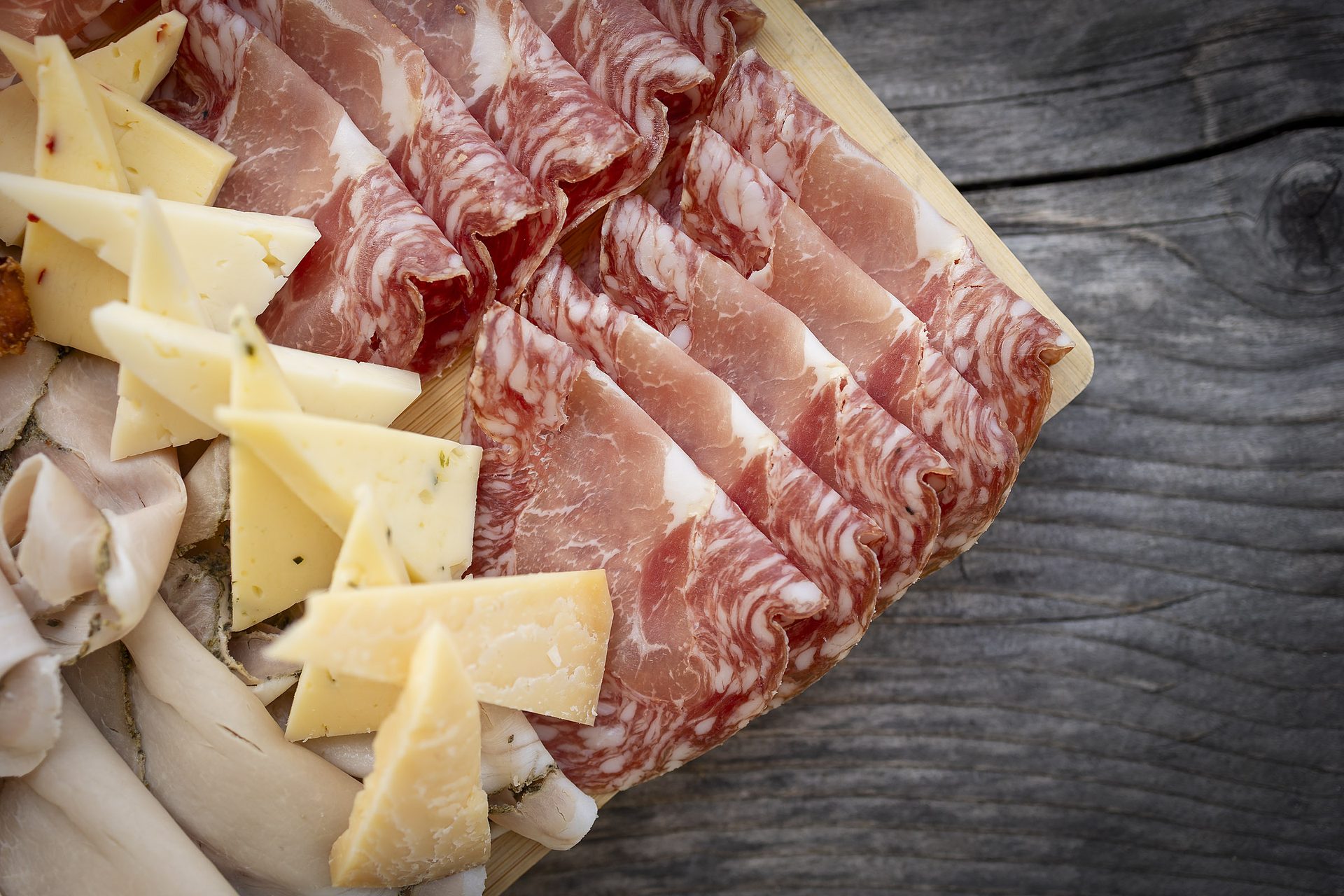 Tagliere di formaggi e salumi di malga