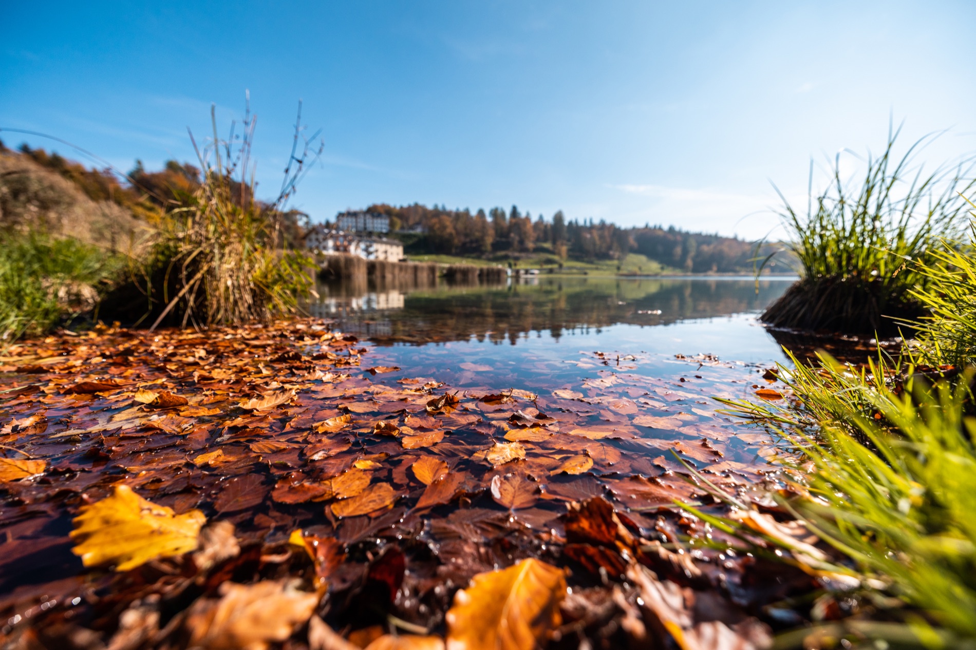 Der Lavarone-See im Herbst