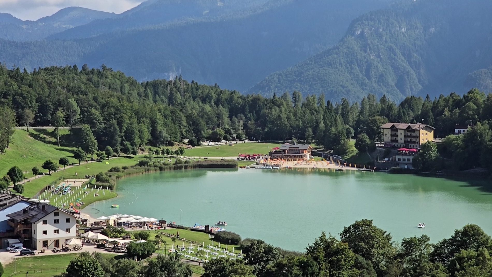 Was tun auf der Alpe Cimbra mit dem E-Bike: die Runden ab dem See