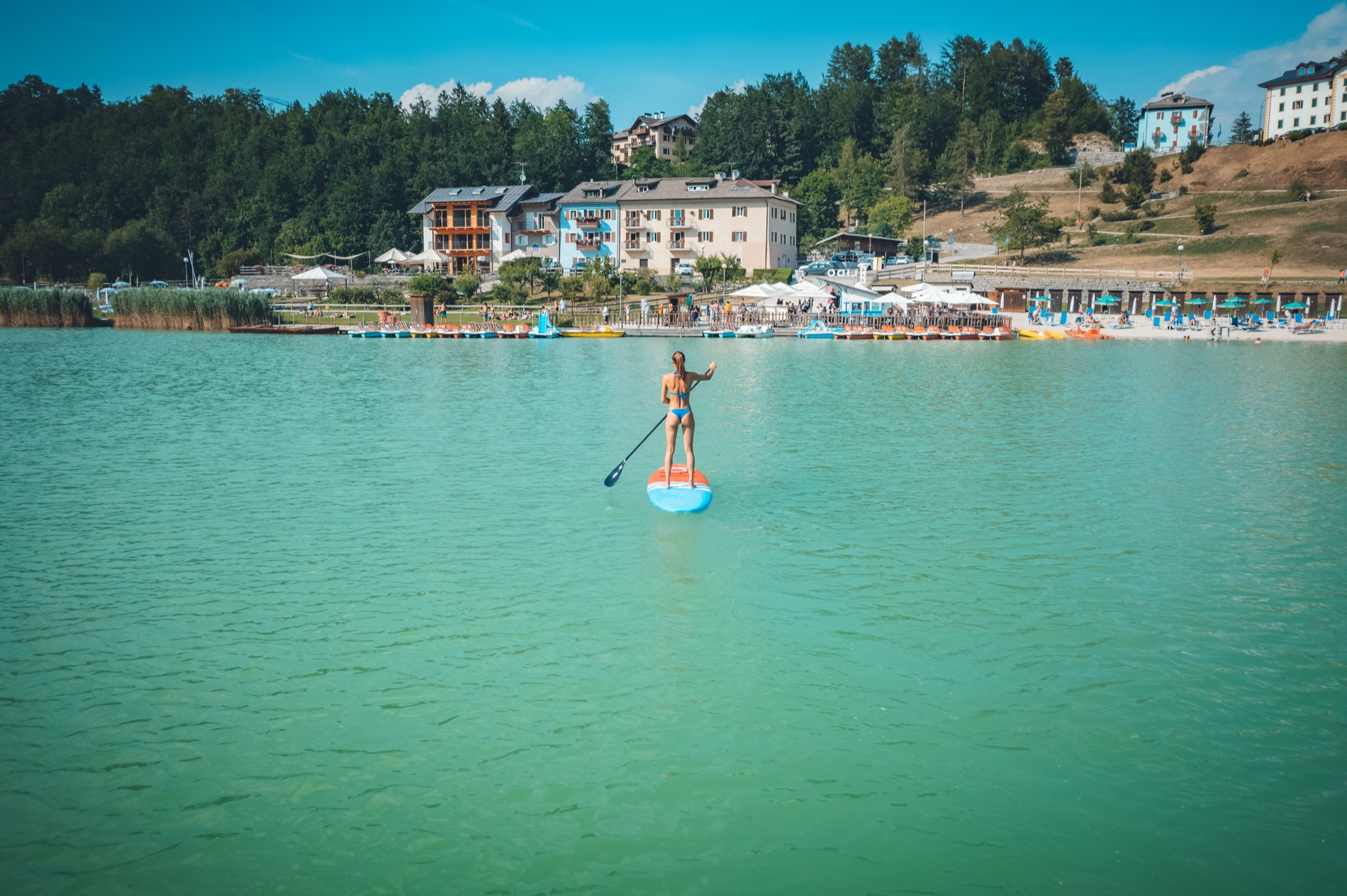 Baden in einem See ohne Wellen (nur Vibes)