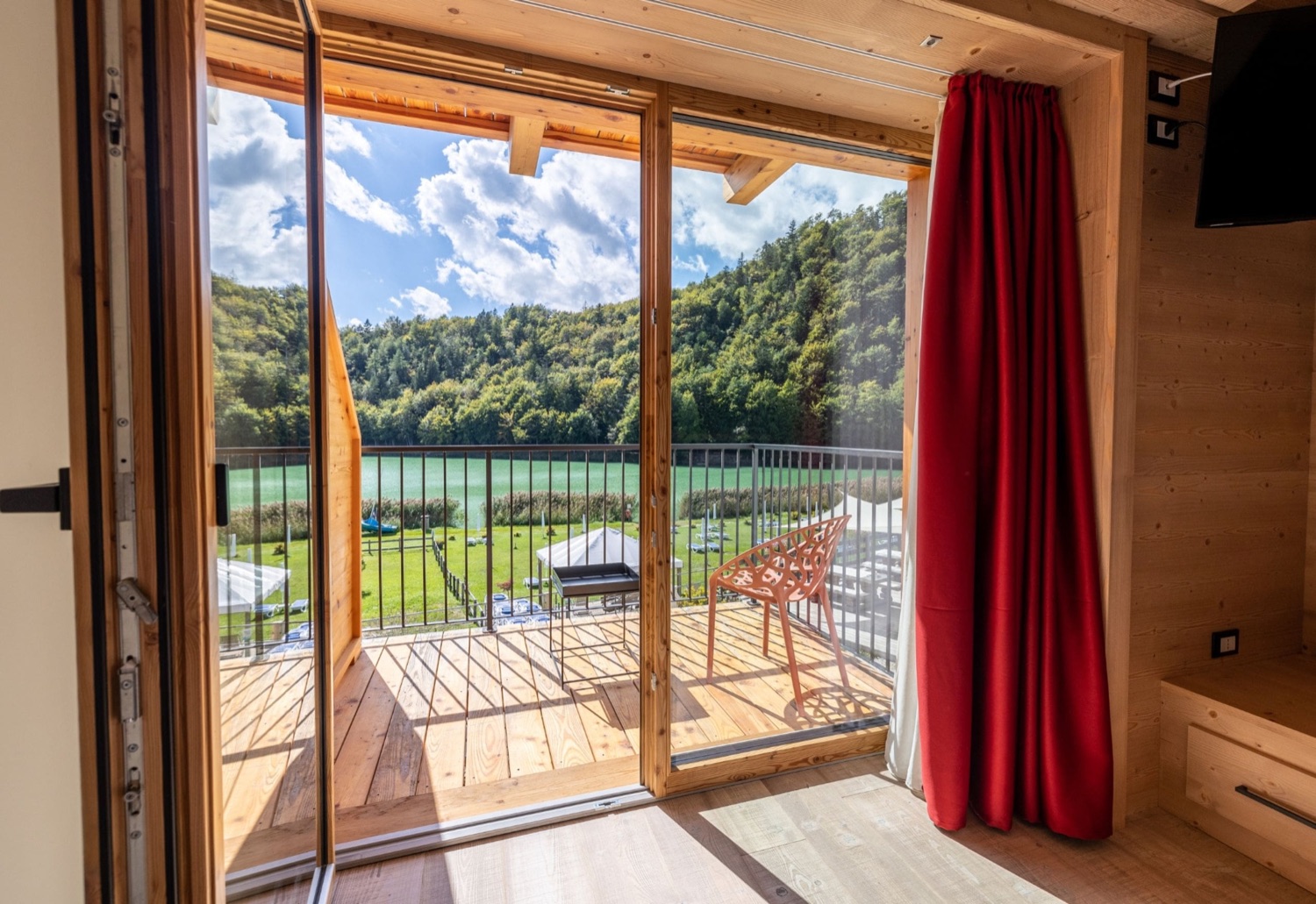 Apart Junior Suite «Blue», vista lago dalla camera — Bazzario · Lago di Lavarone