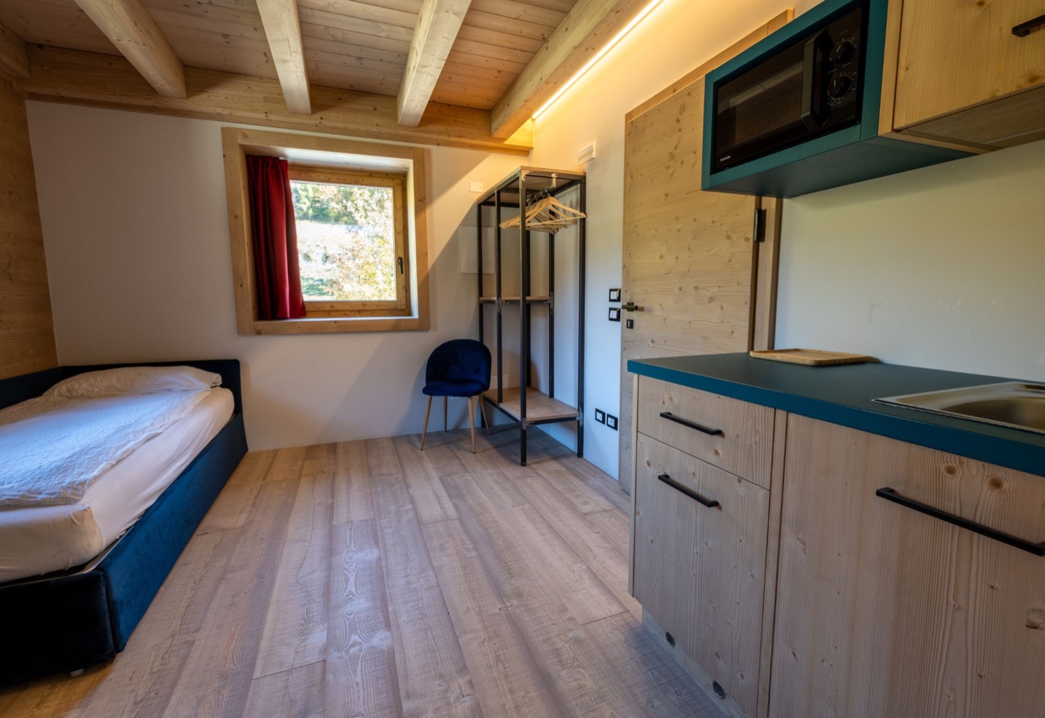 Apart Junior Suite «Blue», vista lago dalla camera — Bazzario · Lago di Lavarone
