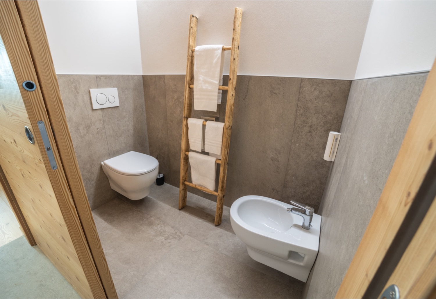 Apart Junior Suite «El Fenil», gli interni in legno — Bazzario · Lago di Lavarone