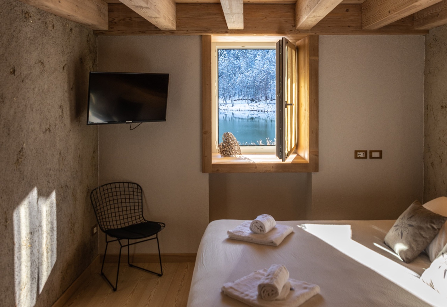 Apart Junior Suite «El Fenil», luce del mattino — Bazzario · Lago di Lavarone