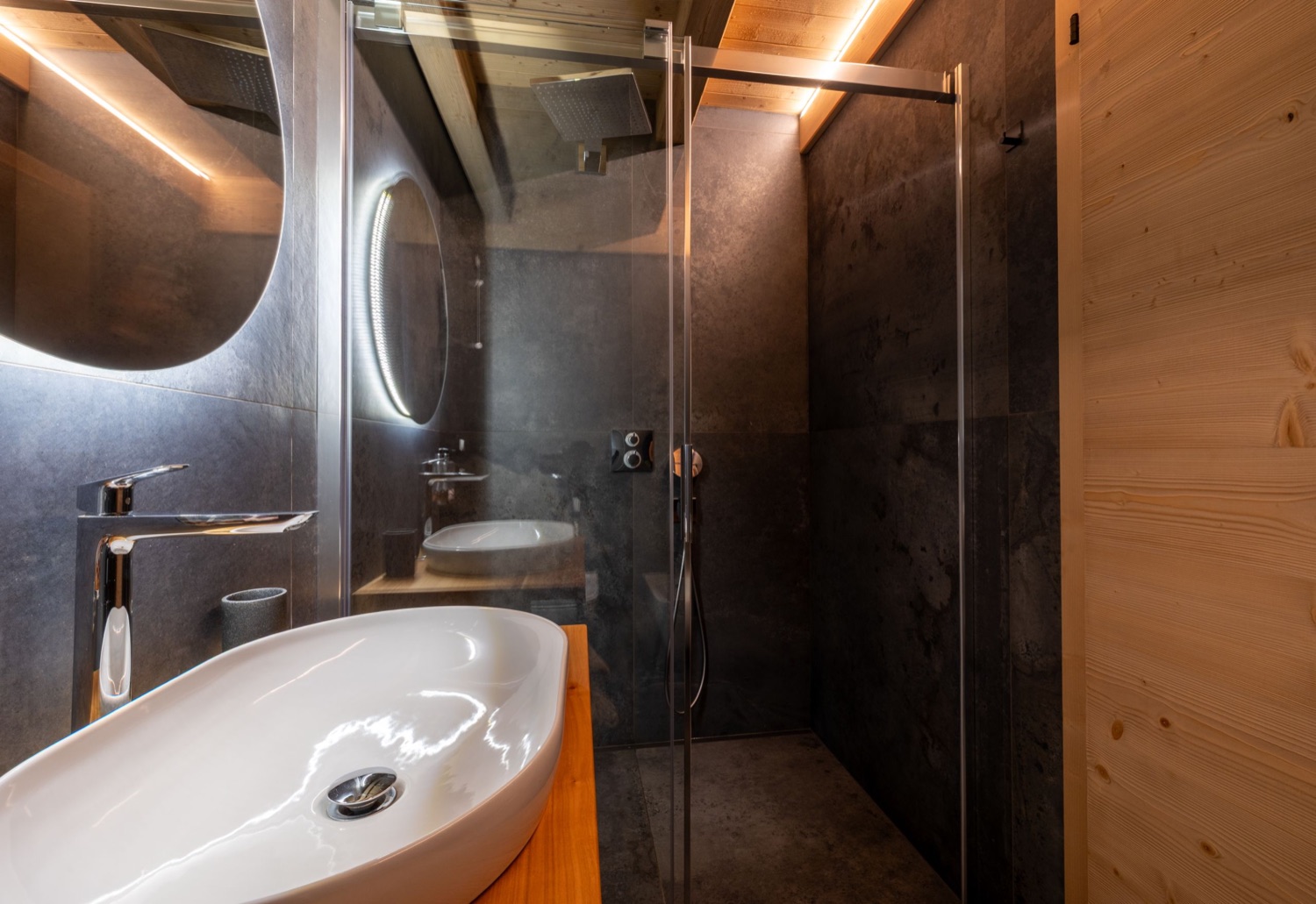 Appartamento Family Loft, vista lago dalla camera — Bazzario · Lago di Lavarone