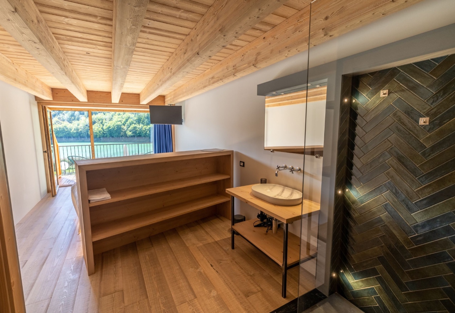 Romantic Grey Junior Suite, vista lago dalla camera — Bazzario · Lago di Lavarone
