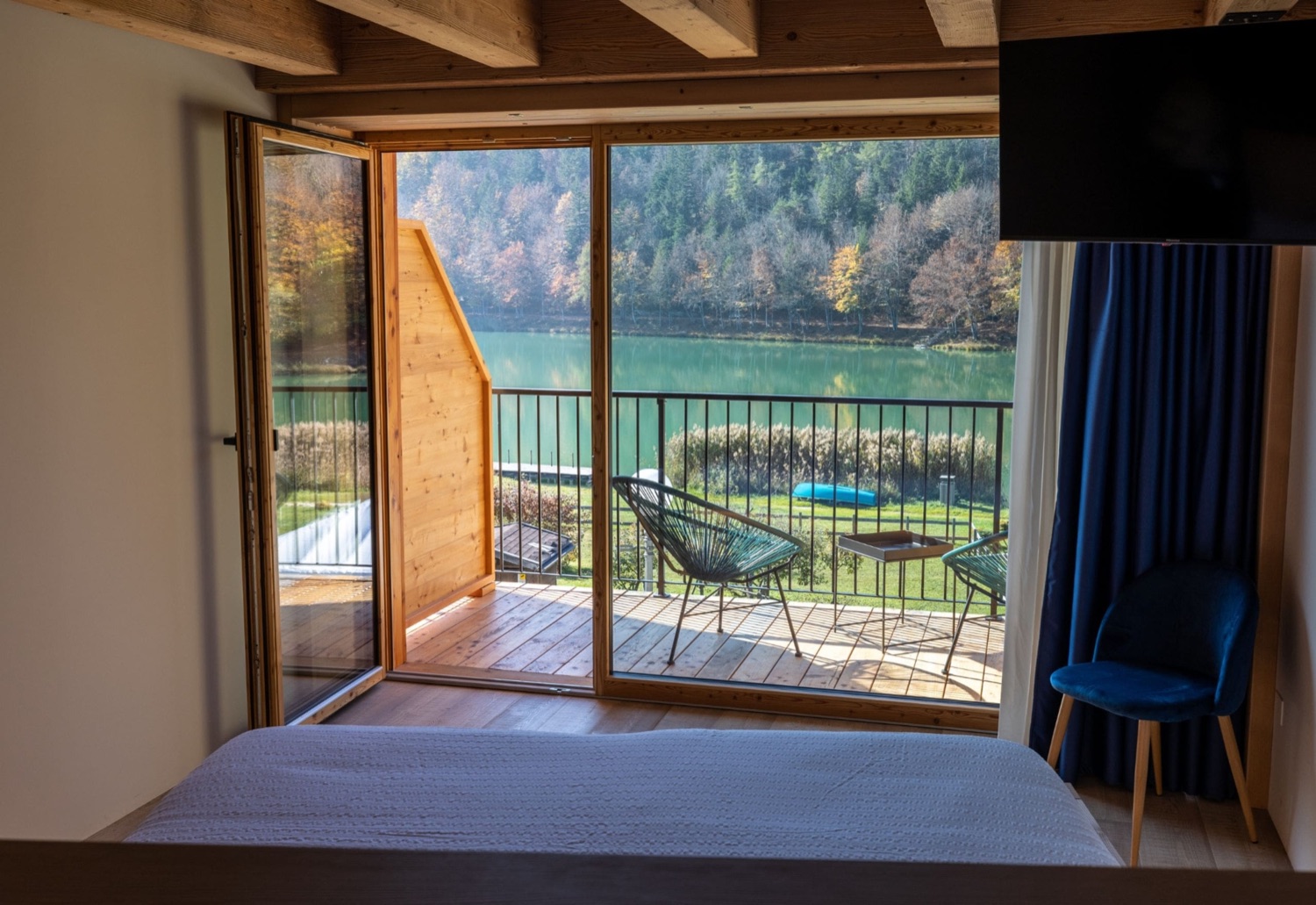Romantic Grey Junior Suite, vista lago dalla camera — Bazzario · Lago di Lavarone