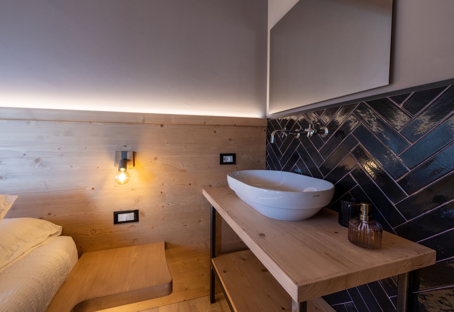 Apart Junior Suite «Pink», luce del mattino — Bazzario · Lago di Lavarone