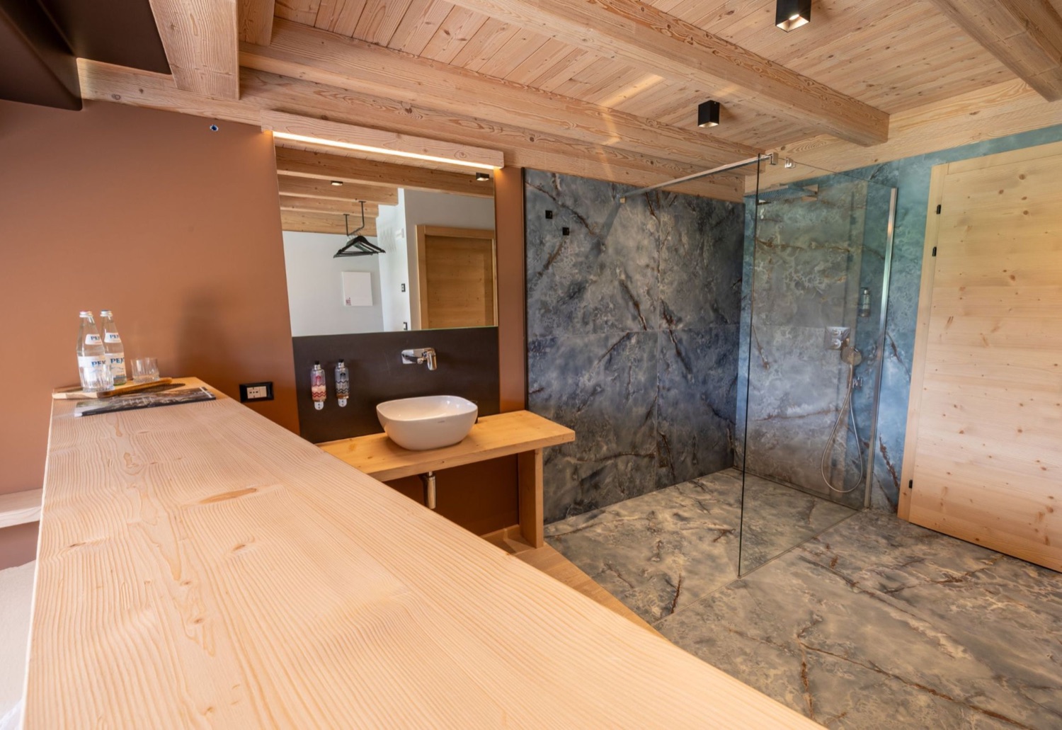 Wellness Loft Suite, gli interni in legno — Bazzario · Lago di Lavarone
