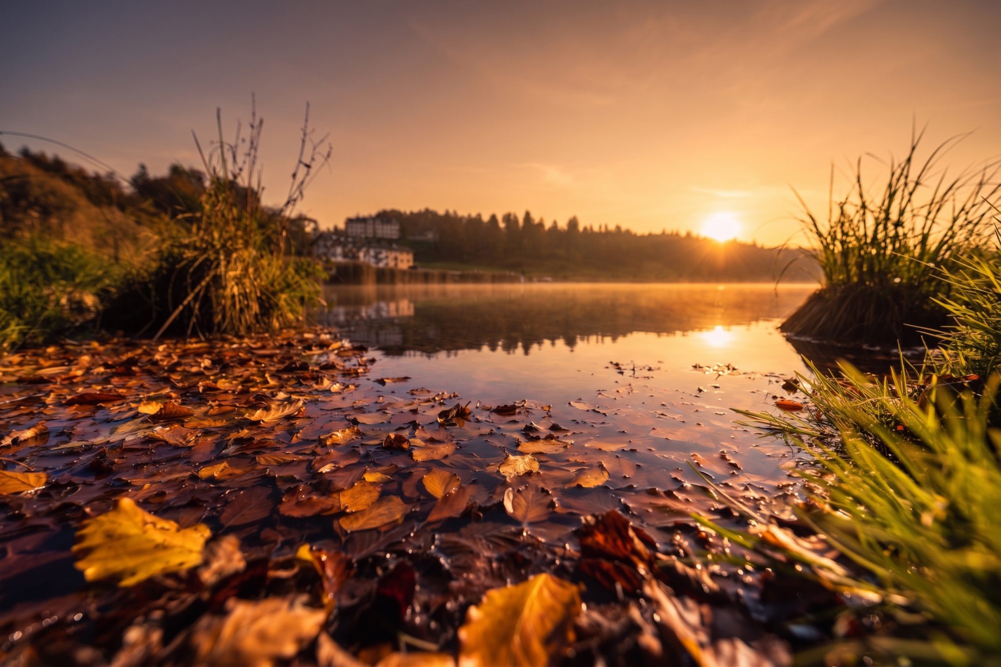 Der Lavarone-See im Herbst: goldenes Licht und Ruhe